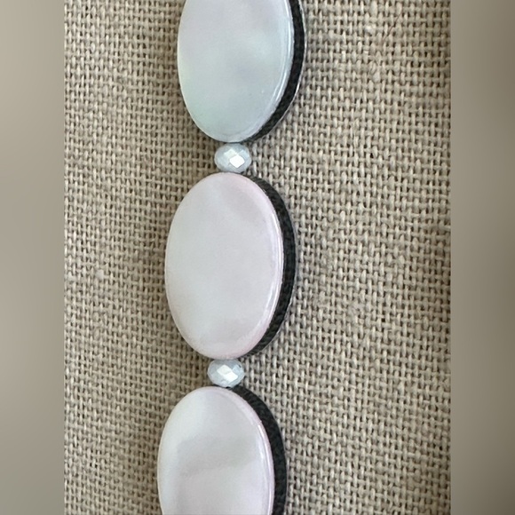 22 inch Mother of Pearl Oval bead Necklace NWOT - Picture 7 of 13